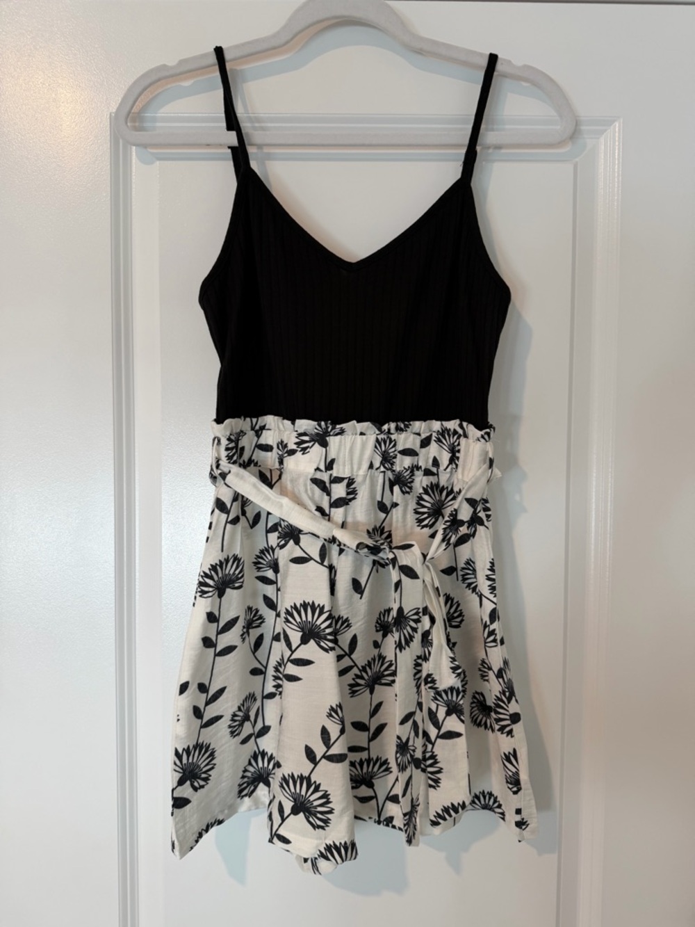 Cupshe Black Ribbed V‑Neck Romper with White Floral Shorts- SMALL, BRAND NEW - Picture 6 of 8